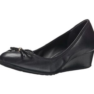 - Cole Haan Black leather slip Women's Shoes. Quilted insoles.  Minor wear…